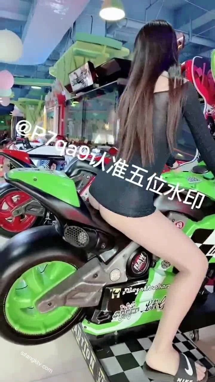 尤物反差婊，推特頂級美腿蜜臀小網紅-LC小狐狸 色女的膽子都是這么大嗎？公共場合如此暴露，大爺們的眼睛都翻直了小視頻集 (71)