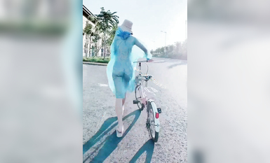 尤物反差婊，推特頂級美腿蜜臀小網紅-LC小狐狸 色女的膽子都是這么大嗎？公共場合如此暴露，大爺們的眼睛都翻直了小視頻集 (68)