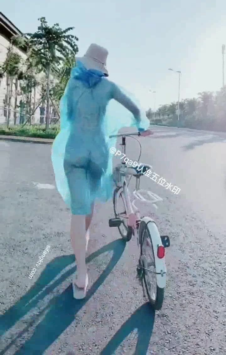 尤物反差婊，推特頂級美腿蜜臀小網紅-LC小狐狸 色女的膽子都是這么大嗎？公共場合如此暴露，大爺們的眼睛都翻直了小視頻集 (68)