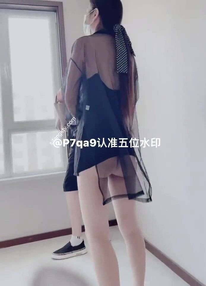 尤物反差婊，推特頂級美腿蜜臀小網紅-LC小狐狸 色女的膽子都是這么大嗎？公共場合如此暴露，大爺們的眼睛都翻直了小視頻集 (19)