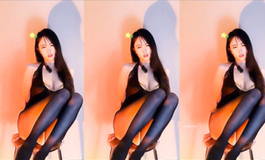 舞蹈小野馬 定製開檔黑絲2部合集