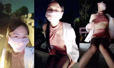 私密電報群VIP福利，戶外露出紫薇，極騷母狗【小湯圓】道具雙通高潮噴水，擼點滿滿 (4)