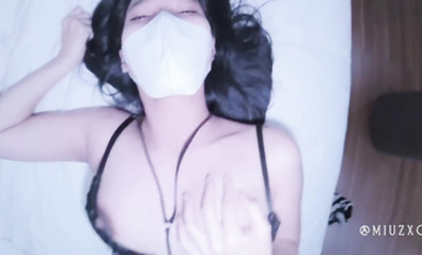 越南騷浪反差妹「Miuzxc」深夜在家穿著情趣黑絲內衣偷情男鄰居無套外射