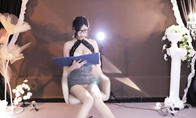 【cc小恩雅】最新視頻 秘書辦公室潛規則