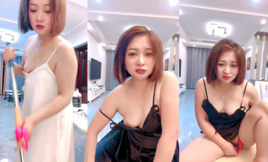 輕熟女的誘惑，全程露臉情趣睡衣，跟狼友互動撩騷聽指揮，跳蛋自慰道具抽插，把自己玩的高潮不斷噴水真刺激