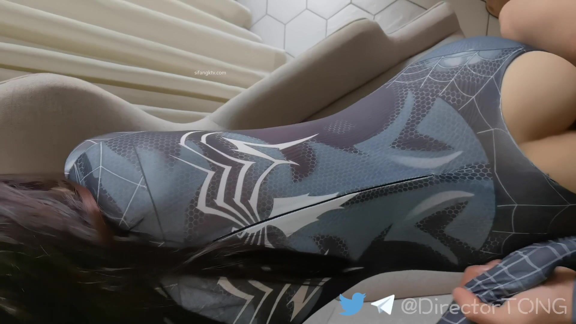 超人氣自拍大神『捅主任』最新性愛私拍 後入怒操性感女蜘蛛俠 內射精液流出 高清 (5)