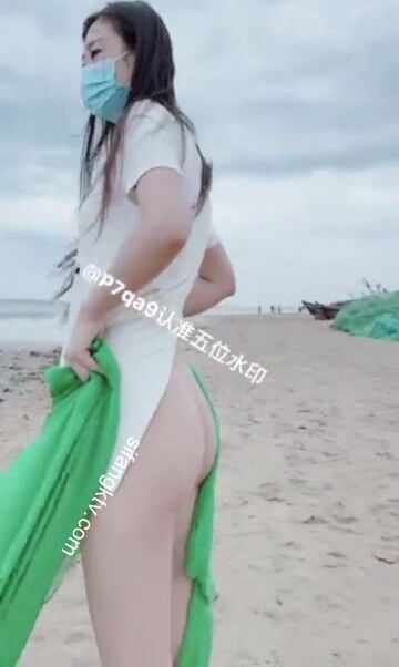 尤物反差婊，推特頂級美腿蜜臀小網紅-LC小狐狸 色女的膽子都是這么大嗎？公共場合如此暴露，大爺們的眼睛都翻直了小視頻集 (105)