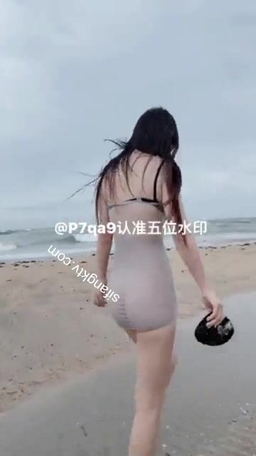 尤物反差婊，推特頂級美腿蜜臀小網紅-LC小狐狸 色女的膽子都是這么大嗎？公共場合如此暴露，大爺們的眼睛都翻直了小視頻集 (12)