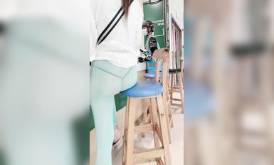 尤物反差婊，推特頂級美腿蜜臀小網紅-LC小狐狸 色女的膽子都是這么大嗎？公共場合如此暴露，大爺們的眼睛都翻直了小視頻集 (5)