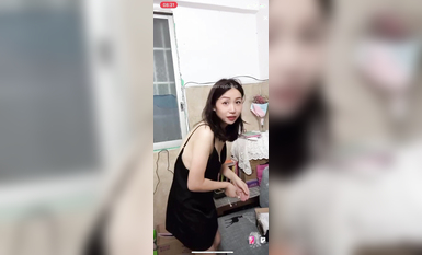 最新《瘋狂抖音》外篇之《抖音擦邊》眾女神直播中各種閃現走光刷邊 露毛露屁 凸點誘惑 (70)