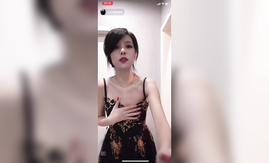 最新《瘋狂抖音》外篇之《抖音擦邊》眾女神直播中各種閃現走光刷邊 露毛露屁 凸點誘惑 (6)