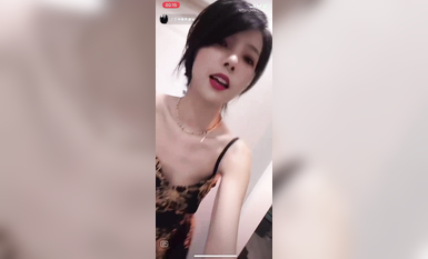 最新《瘋狂抖音》外篇之《抖音擦邊》眾女神直播中各種閃現走光刷邊 露毛露屁 凸點誘惑 (6)