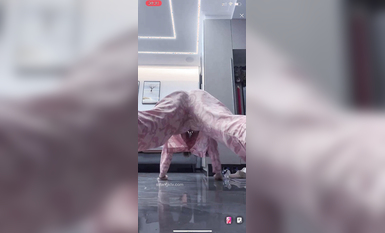 最新《瘋狂抖音》外篇之《抖音擦邊》眾女神直播中各種閃現走光刷邊 露毛露屁 凸點誘惑 (59)