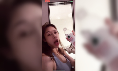 最新《瘋狂抖音》外篇之《抖音擦邊》眾女神直播中各種閃現走光刷邊 露毛露屁 凸點誘惑 (42)