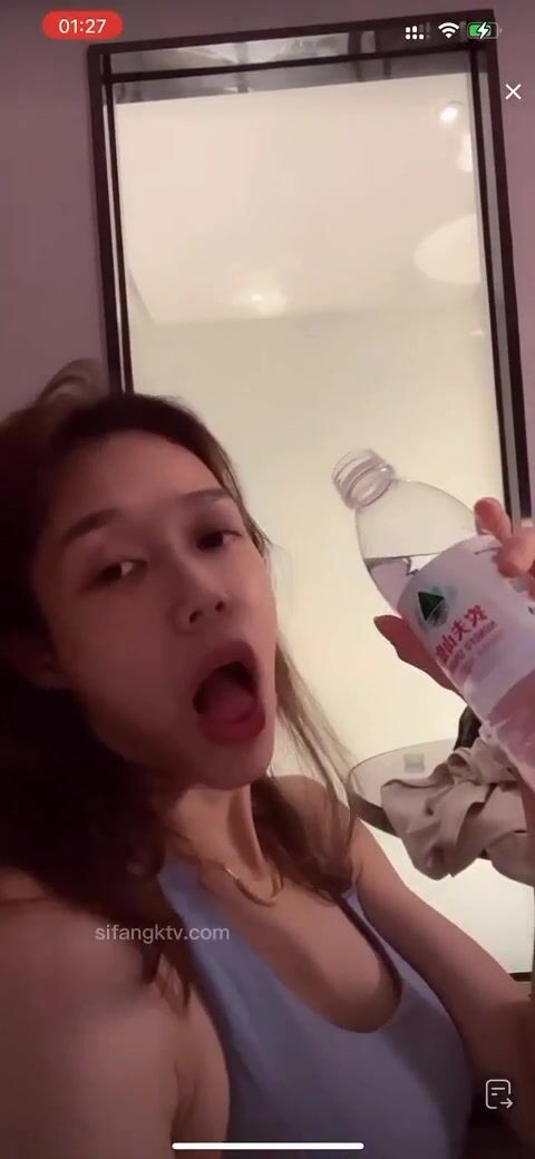 最新《瘋狂抖音》外篇之《抖音擦邊》眾女神直播中各種閃現走光刷邊 露毛露屁 凸點誘惑 (42)