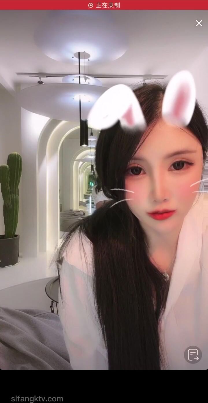 最新《瘋狂抖音》外篇之《抖音擦邊》眾女神直播中各種閃現走光刷邊 露毛露屁 凸點誘惑 (35)