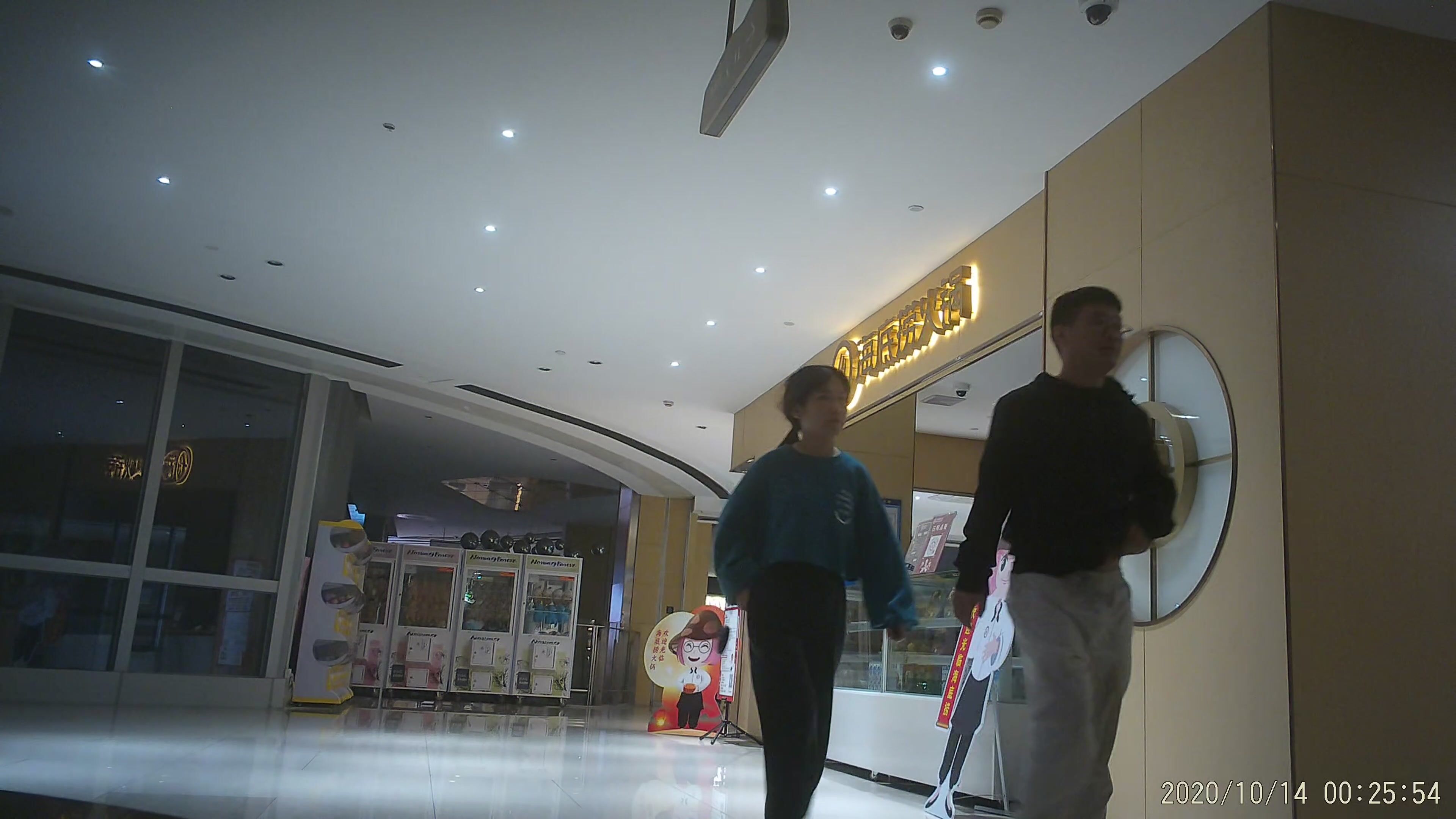 作死廁拍大神 商場美食層蹲守公共女衛連續偸拍多位小姐姐方便 (5)