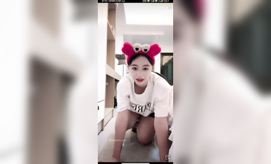 最新《瘋狂抖音》外篇之《抖音擦邊》眾女神直播中各種閃現走光刷邊 露毛露屁 凸點誘惑 (72)