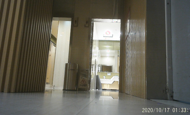 作死廁拍大神 商場美食層蹲守公共女衛連續偸拍多位小姐姐方便 (3)