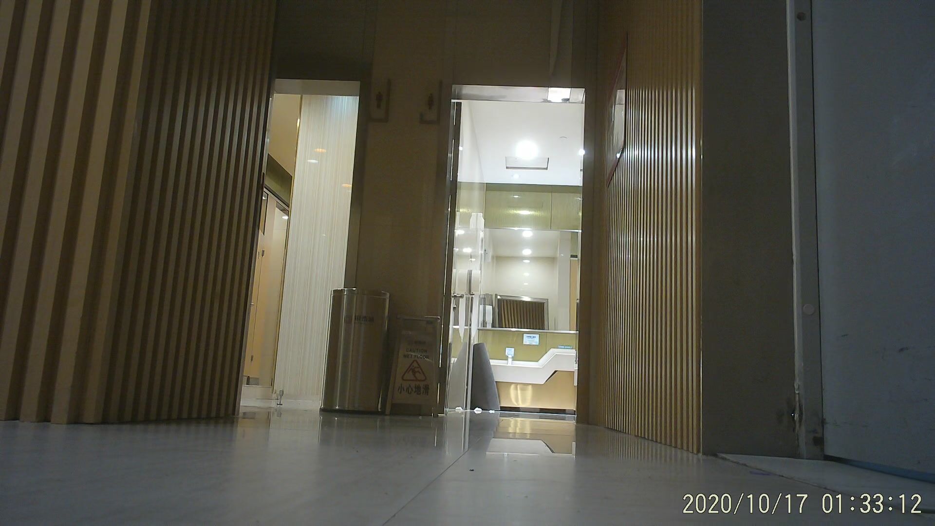 作死廁拍大神 商場美食層蹲守公共女衛連續偸拍多位小姐姐方便 (3)