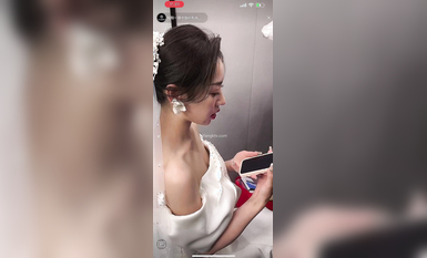 最新《瘋狂抖音》外篇之《抖音擦邊》眾女神直播中各種閃現走光刷邊 露毛露屁 凸點誘惑 (75)