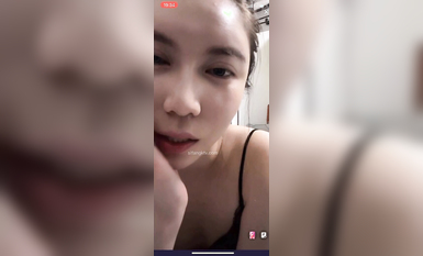 最新《瘋狂抖音》外篇之《抖音擦邊》眾女神直播中各種閃現走光刷邊 露毛露屁 凸點誘惑 (115)