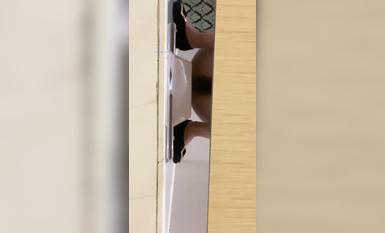 作死廁拍大神 商場美食層蹲守公共女衛連續偸拍多位小姐姐方便 (8)