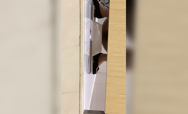 作死廁拍大神 商場美食層蹲守公共女衛連續偸拍多位小姐姐方便 (8)