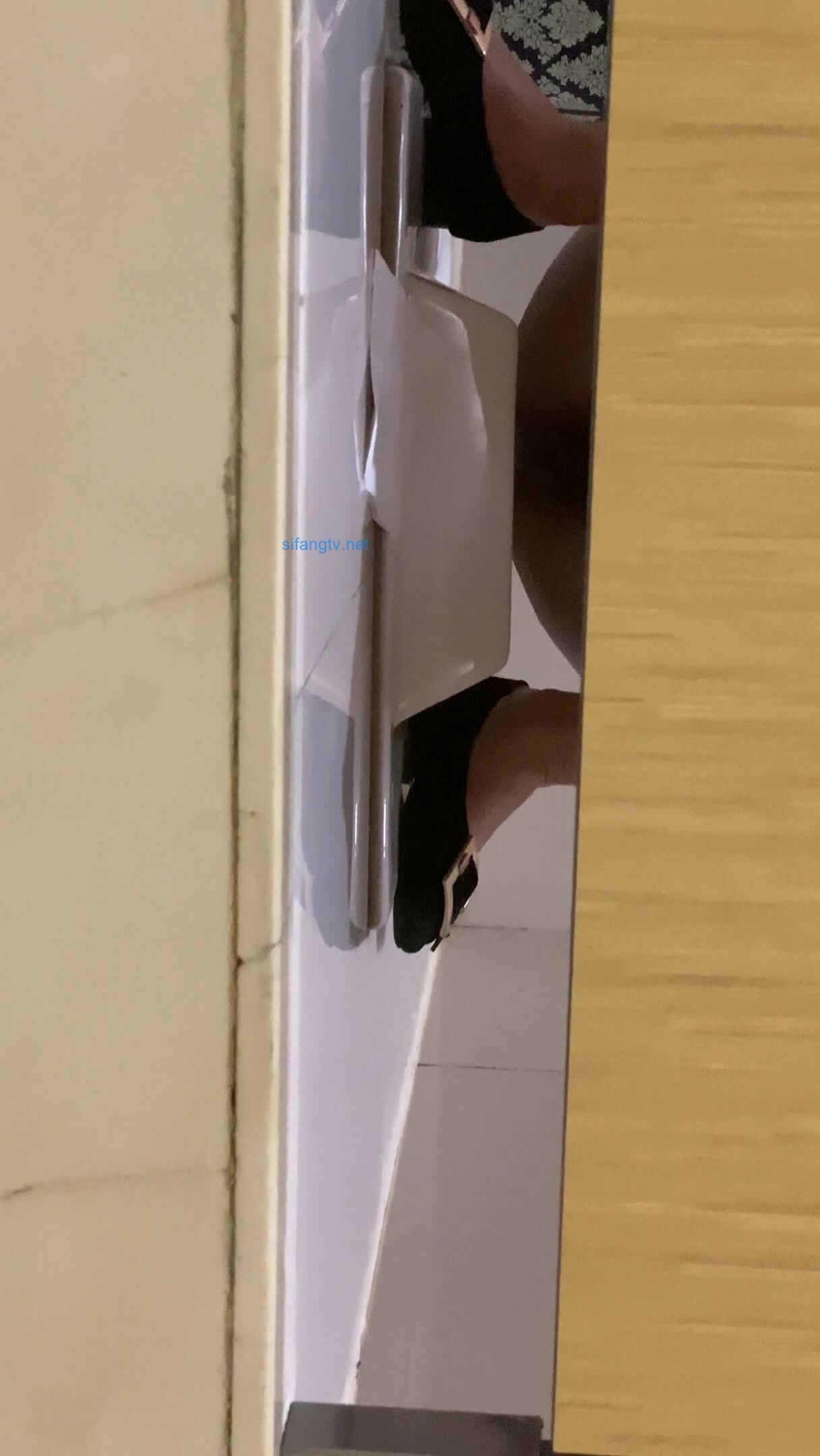 作死廁拍大神 商場美食層蹲守公共女衛連續偸拍多位小姐姐方便 (8)