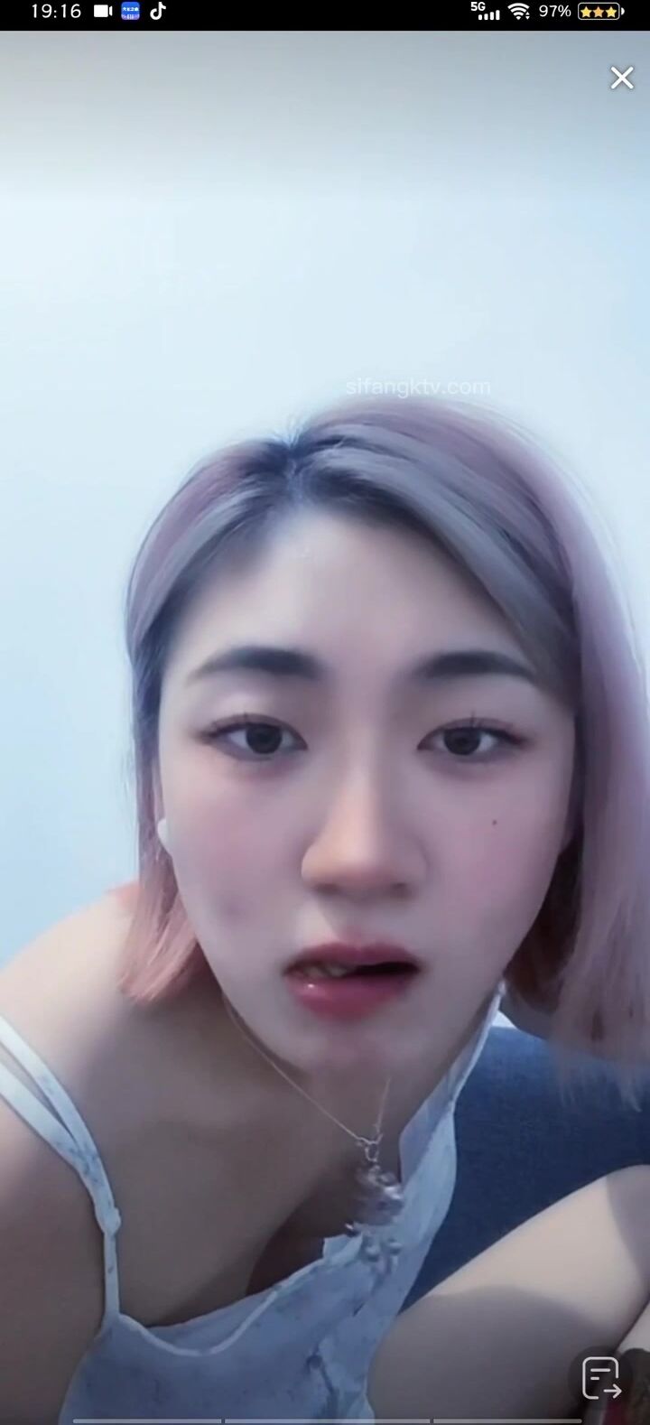 最新《瘋狂抖音》外篇之《抖音擦邊》眾女神直播中各種閃現走光刷邊 露毛露屁 凸點誘惑 (20)