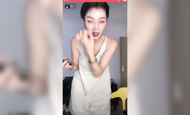 最新《瘋狂抖音》外篇之《抖音擦邊》眾女神直播中各種閃現走光刷邊 露毛露屁 凸點誘惑 (121)