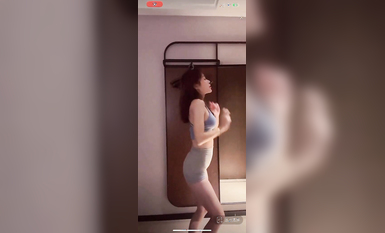 最新《瘋狂抖音》外篇之《抖音擦邊》眾女神直播中各種閃現走光刷邊 露毛露屁 凸點誘惑 (51)