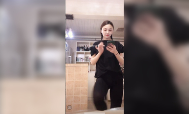 最新《瘋狂抖音》外篇之《抖音擦邊》眾女神直播中各種閃現走光刷邊 露毛露屁 凸點誘惑 (60)