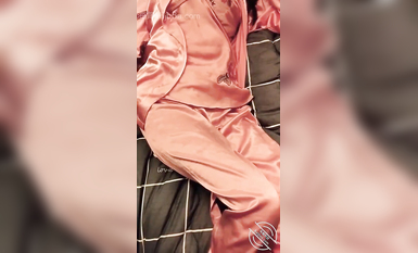 海角社區新人和無毛白虎年輕女老闆的故事 沒想到女老闆竟然是個極度反差的極品騷逼