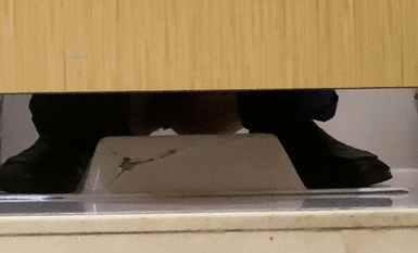 作死廁拍大神 商場美食層蹲守公共女衛連續偸拍多位小姐姐方便 (3)