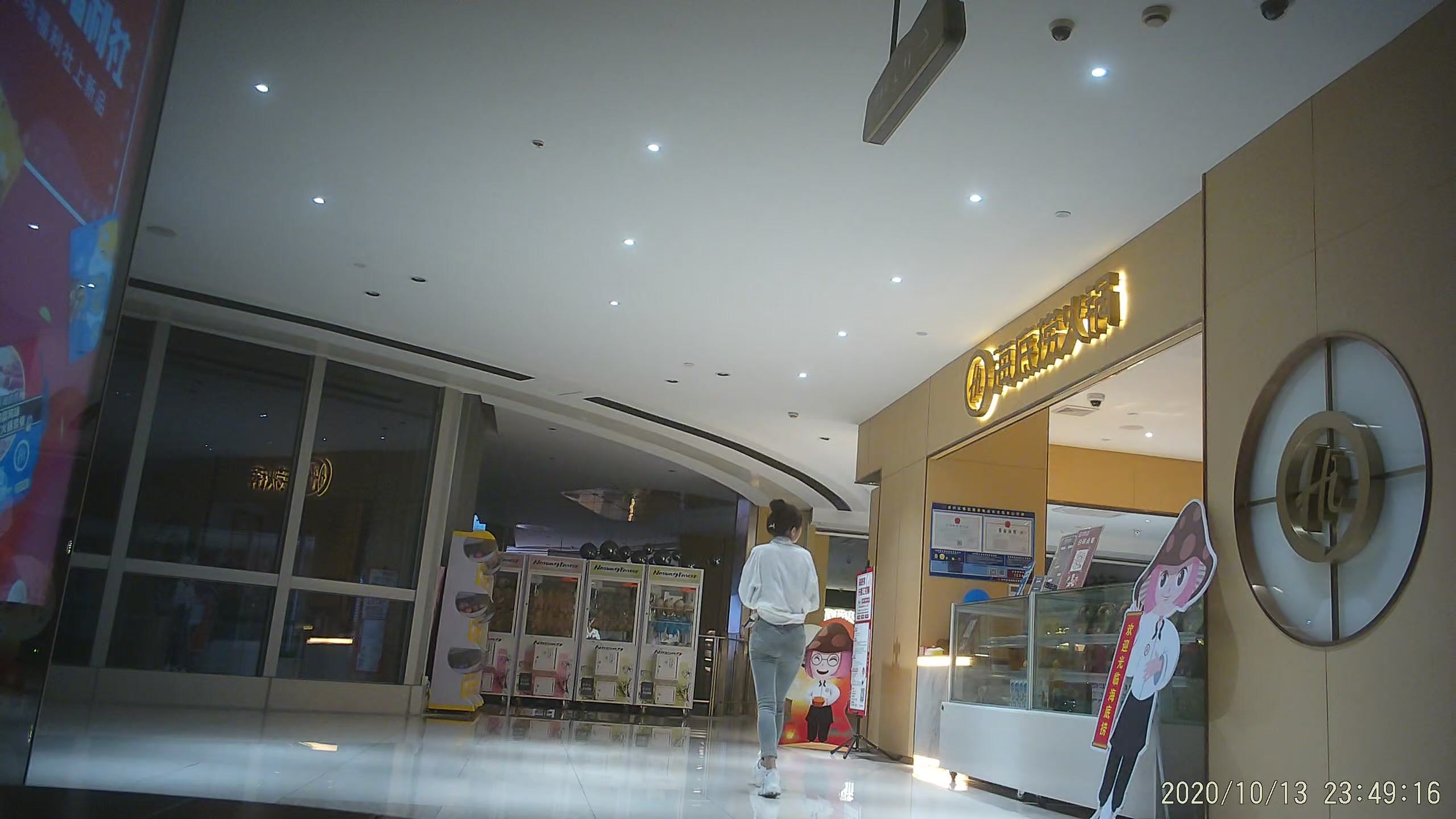 作死廁拍大神 商場美食層蹲守公共女衛連續偸拍多位小姐姐方便 (8)