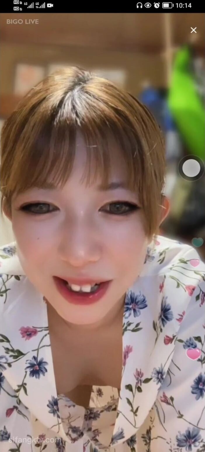 最新《瘋狂抖音》外篇之《抖音擦邊》眾女神直播中各種閃現走光刷邊 露毛露屁 凸點誘惑 (34)