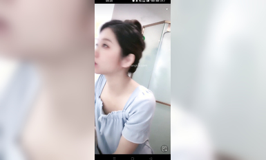 最新《瘋狂抖音》外篇之《抖音擦邊》眾女神直播中各種閃現走光刷邊 露毛露屁 凸點誘惑 (36)