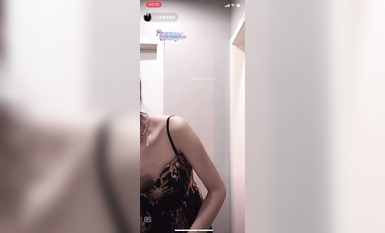 最新《瘋狂抖音》外篇之《抖音擦邊》眾女神直播中各種閃現走光刷邊 露毛露屁 凸點誘惑 (12)