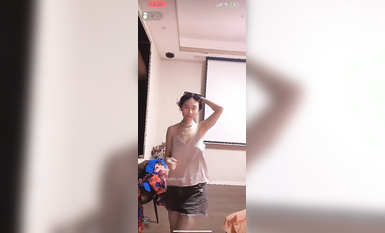 最新《瘋狂抖音》外篇之《抖音擦邊》眾女神直播中各種閃現走光刷邊 露毛露屁 凸點誘惑 (93)