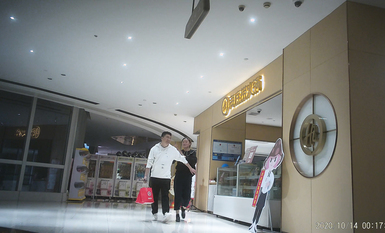 作死廁拍大神 商場美食層蹲守公共女衛連續偸拍多位小姐姐方便 (6)