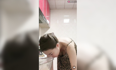 最新《瘋狂抖音》外篇之《抖音擦邊》眾女神直播中各種閃現走光刷邊 露毛露屁 凸點誘惑 (154)