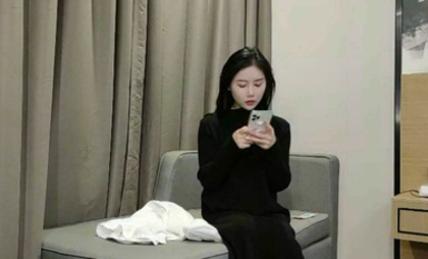 #步賓探花 #黑衣妹 網約高端外圍女神，白嫩美艷明媚動人，進門一看就不是老司機，居然不收現金也不怕被掃黃，操著操著不耐煩，這妹子是真的小仙女啊，舔狗