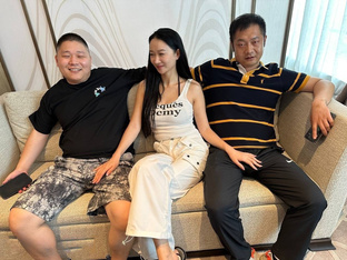 極品空姐滿身大漢，被各種調教玩弄，粉潤蝴蝶穴掰開特寫，道具速插下體，淫叫不斷 (1)