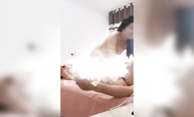 老板娘拉拢客户亲自上阵