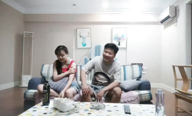 老哥約甜美小姐姐，聊天後，揉揉奶子沙發上操一會，騎乘抽插轉戰到卧室，扶著小腰後入撞擊猛操