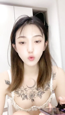 精緻玫瑰紋身頂級嫩妹新人小姐姐 ，很漂亮，白皙美乳完美蜜桃臀 ，浴室洗澡濕身誘惑，超近距離特寫 ，掰穴翹起雙腿誘惑