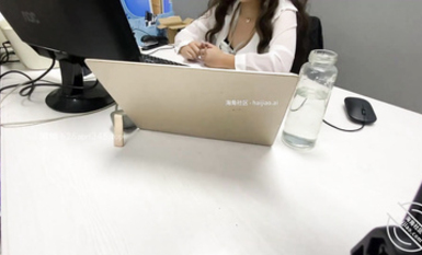 【2025年新品】真實亂倫大神【舅媽的愛情故事】付費鑽石貼，與舅媽辦公室偷情遇保安敲門瞬間痿了 (3)