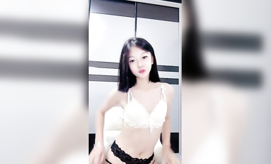 新人主播  超級粉嫩的校花級主播源源 舌釘口交 剛下海就跪在馬桶上被操，道具調教，胸推，舌釘小嘴性感口交，各種姿勢爆操 (69)