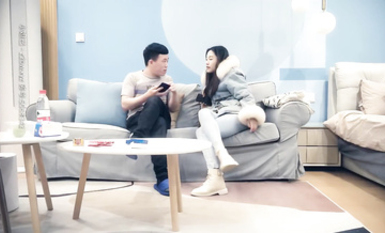 約操高顏值妹子，也抖音網紅美女啪啪，沙發後入懟操怒射浪叫